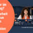 Daniela Chikato und KI-Co-Pilot Roby prüfen in einem Recruiting-Dashboard, wann KI im Recruiting nach dem EU AI Act hochrisiko-nah wird.